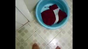 Quay lén vợ chảy nước lênh láng ra quần lót