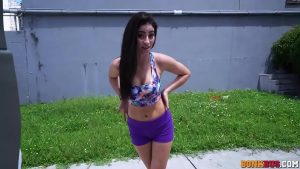 Chơi gái xinh trên xe