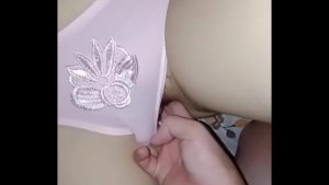 Móc bướm ra nước lênh láng của em sịp hồng