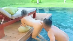 Chơi nhau ngoài trời trong hồ bơi