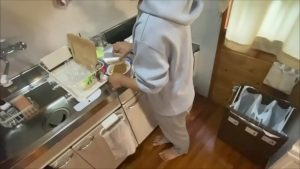 Một gã bạn trai biến thái bị hứng tình và cương cứng khi hẹn hò với bạn gái ở nhà