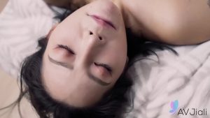 Chơi cô em xinh vật lộn trên giường dâm quá